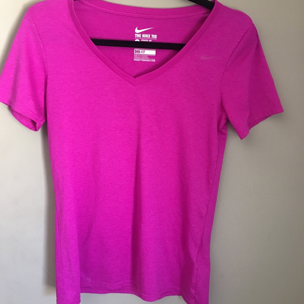 The Nike tee Drifit athletic cut in pink
